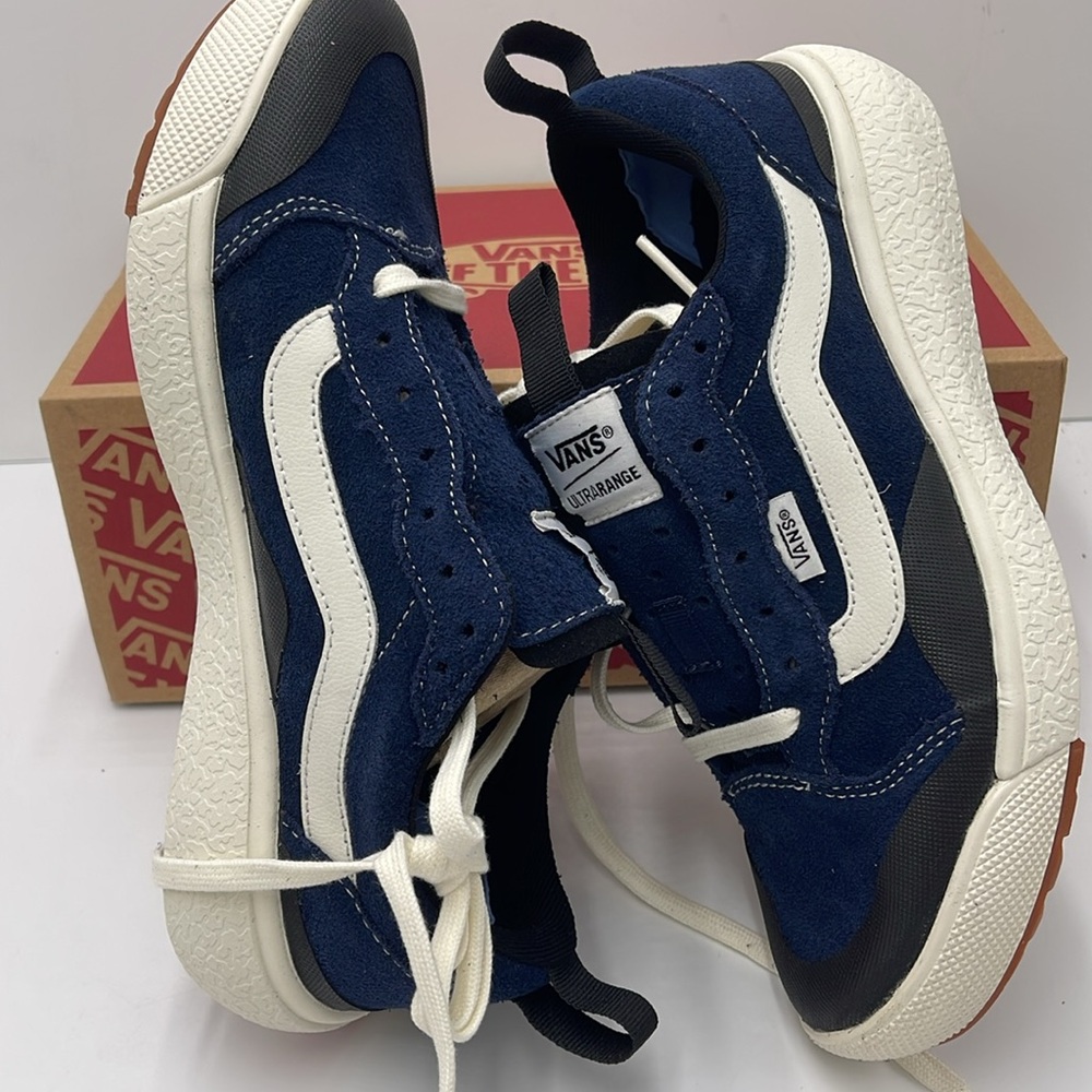 Vans WMNS Blue White Sneakers Ultrarange Exo
Suede Dress Blues/Black
VN0A4UWMLKV - Picture 11 of 16